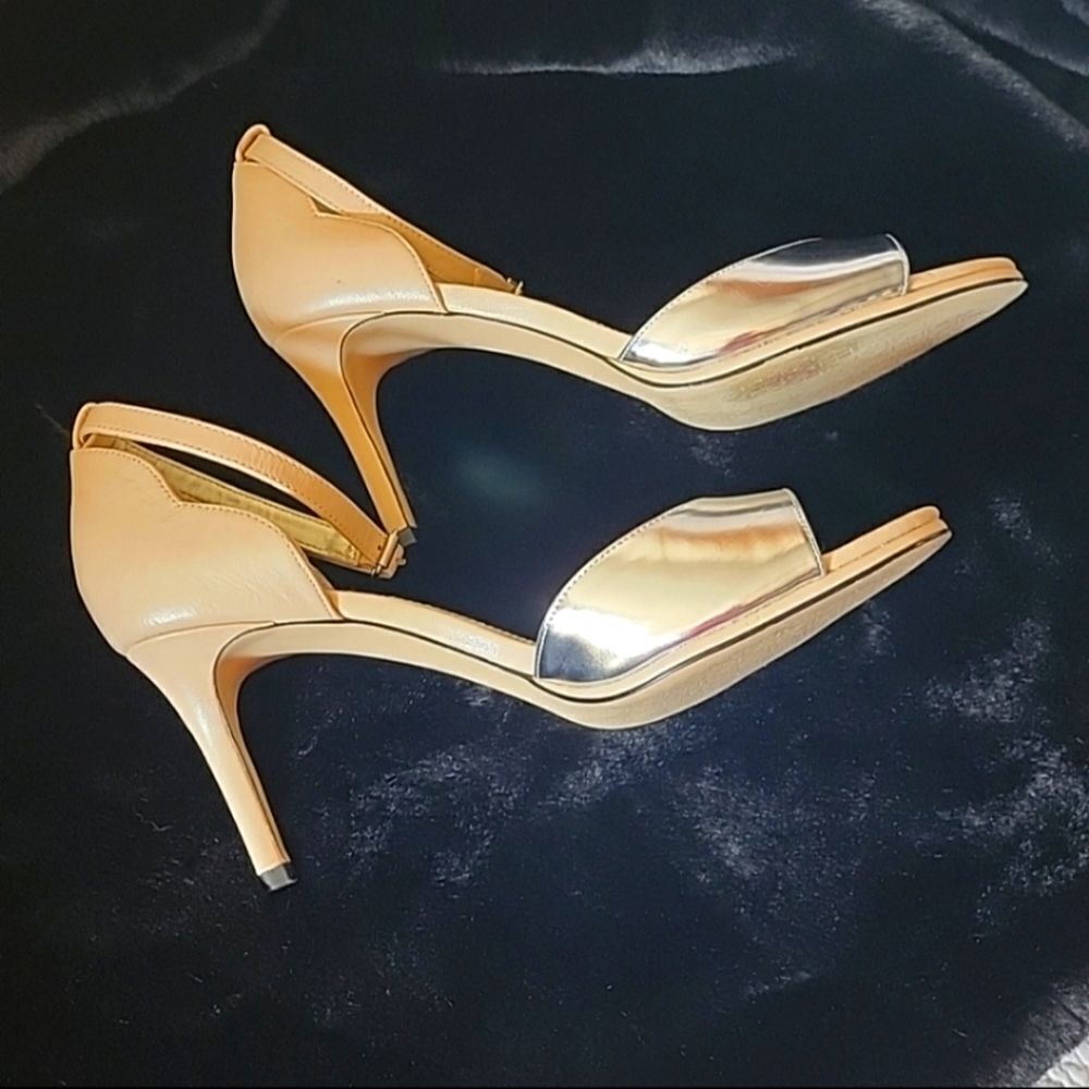 Tahari Heeled ankle Sandles Like new